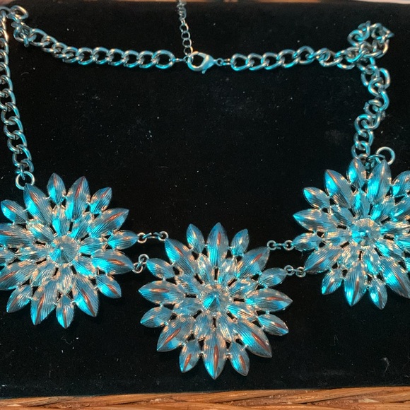 turquoise colored flowers statement necklace - Picture 3 of 5